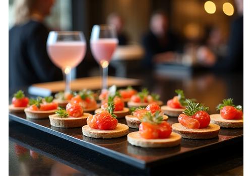 Des canapés élégants et des boissons servis lors d'un événement corporate de luxe.
