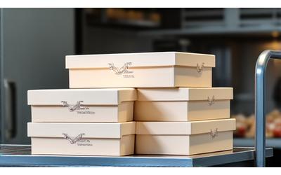 Des boîtes de livraison élégantes et des plats préparés, prêts à être expédiés.