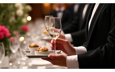 Des serveurs en uniforme élégants présentant des plats à des invités lors d'un événement haut de gamme.